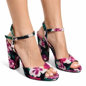Betsey Johnson Floral Chunky Heel Sandals – Size 8 🌸